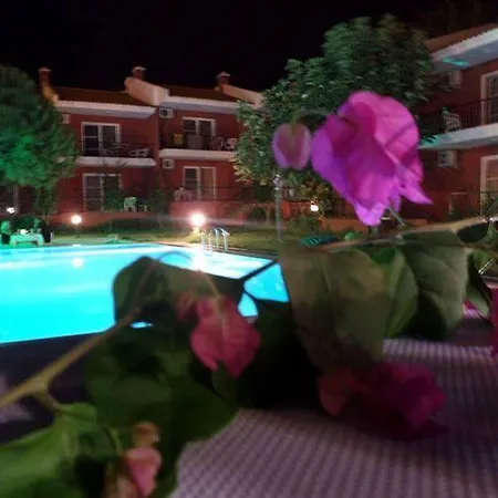 阿拉卡提金度假酒店 酒店 Çeşme